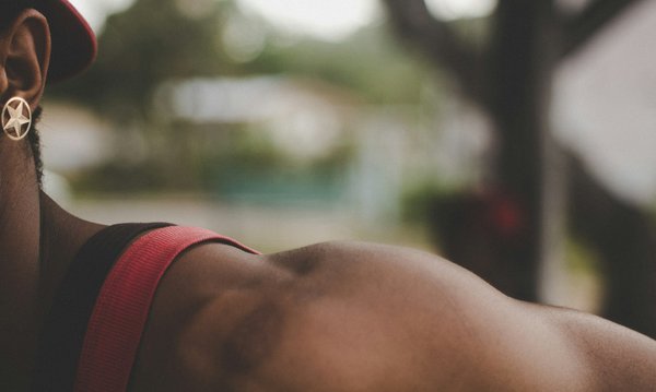 Quels sont les exercices de renforcement musculaire pour les épaules des joueurs de basket ?