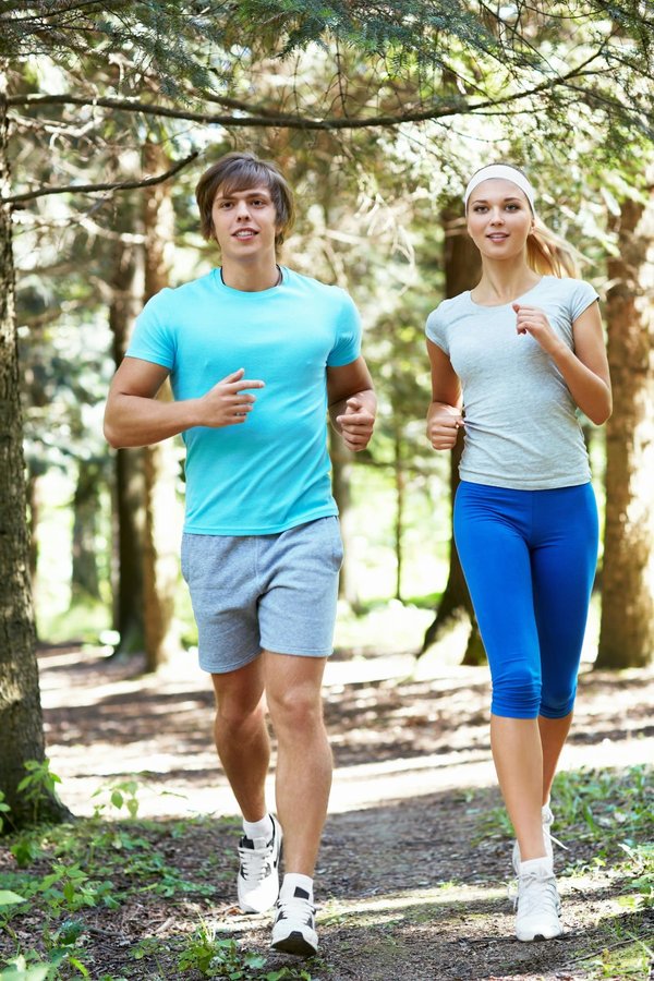 Comment la pratique régulière du tennis peut-elle améliorer la coordination œil-pied des footballeurs?